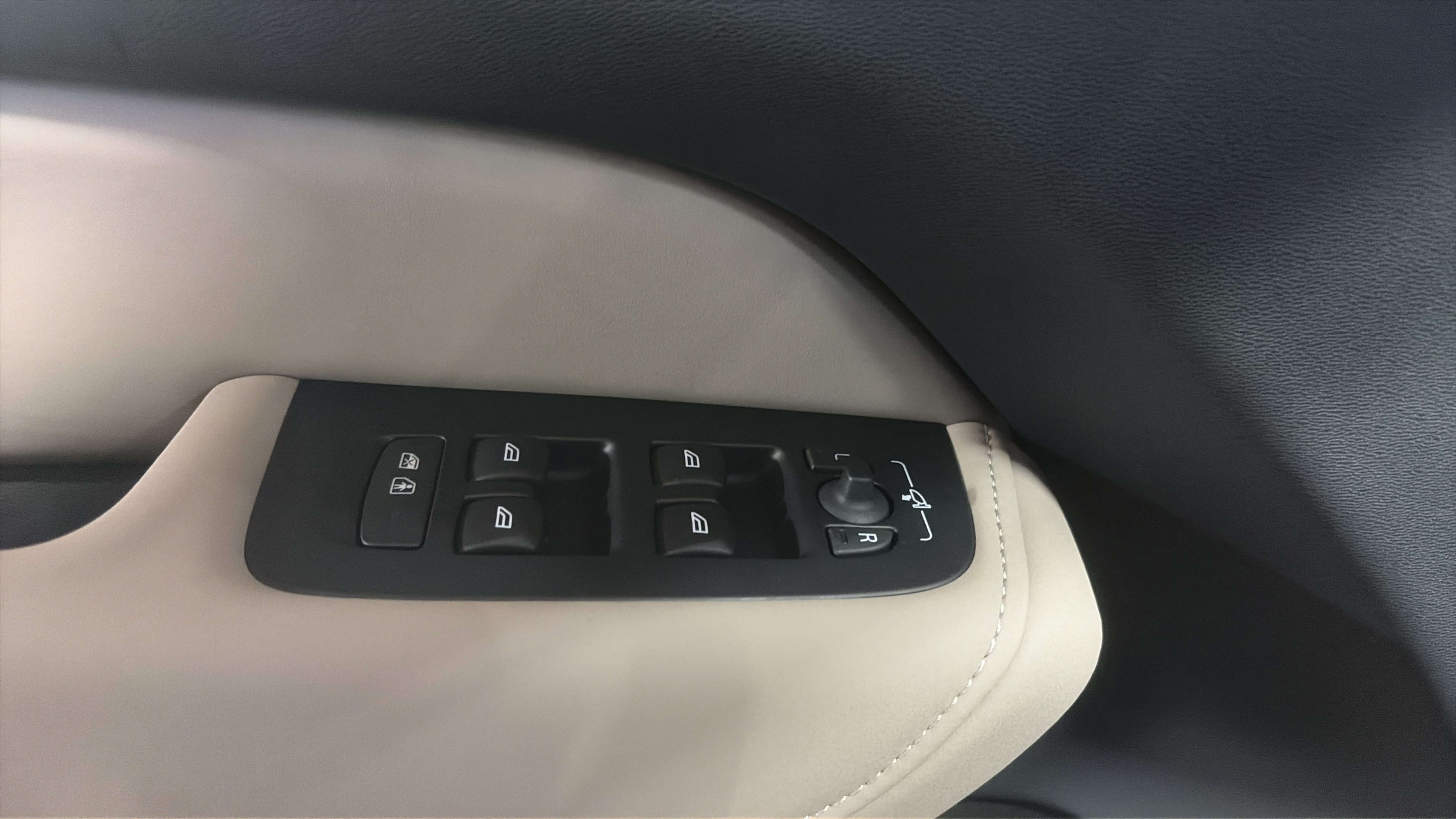 New 2027 Volvo XC60 B5 Plus AWD/4WD image 17