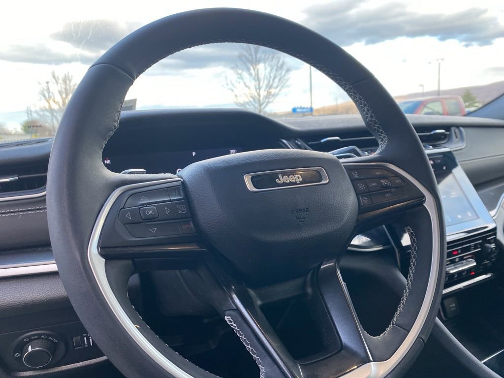 Used 2023 Jeep Grand Cherokee L Laredo image 7