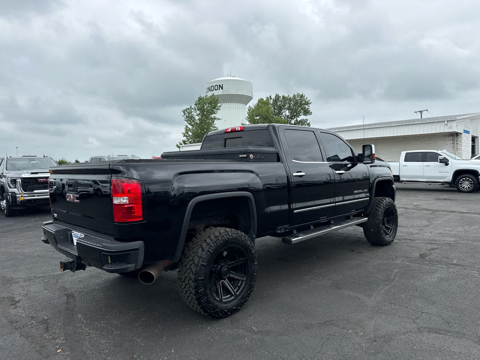 Used 2016 GMC Sierra 2500 Denali w/ Duramax Plus Package AWD/4WD image 5