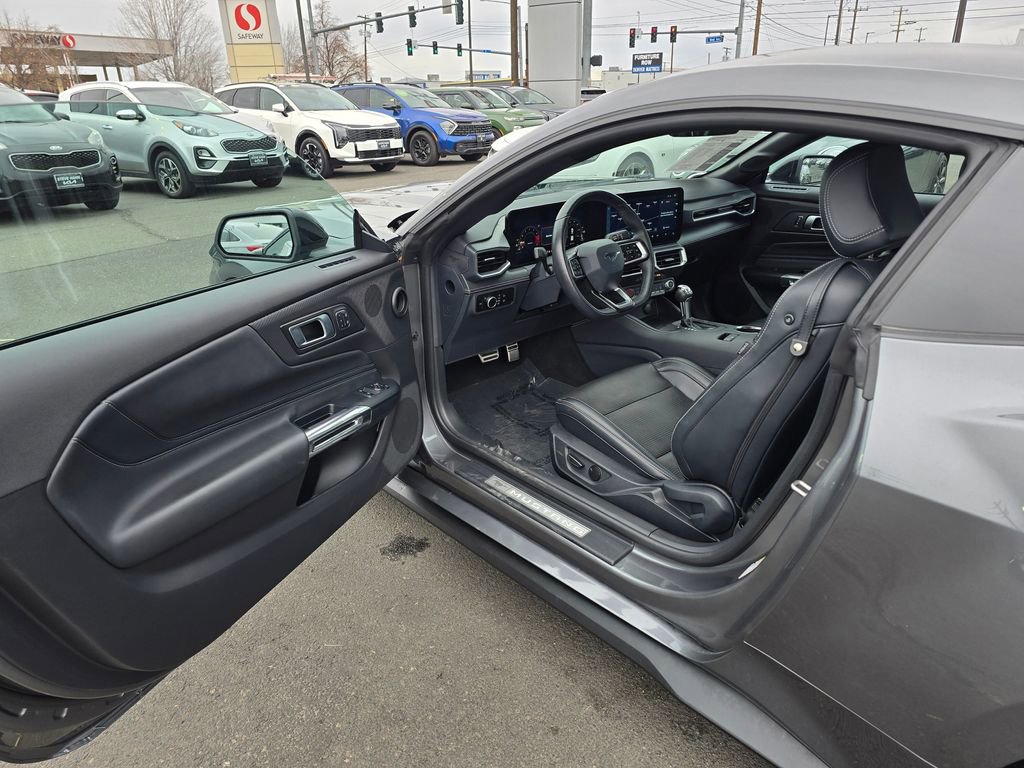 Used 2025 Ford Mustang Premium image 17