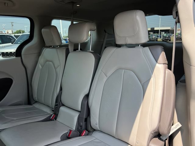 Used 2017 Chrysler Pacifica Touring-L FWD image 25