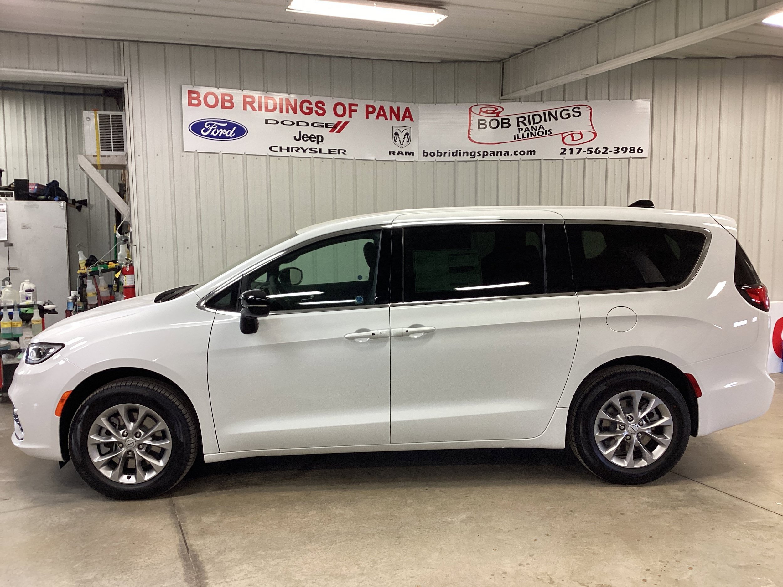 New 2026 Chrysler Pacifica Select AWD/4WD image 2