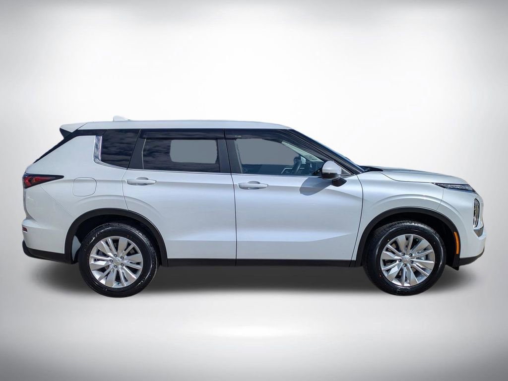 New 2026 Mitsubishi Outlander ES FWD image 2