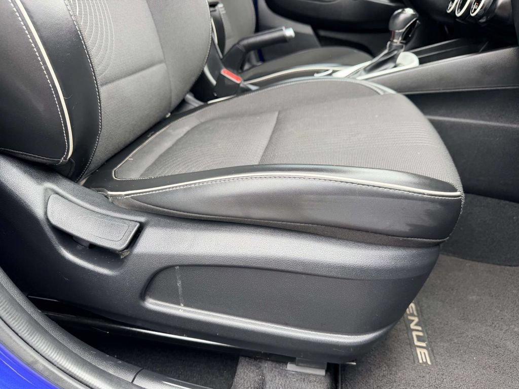 Used 2022 Hyundai Venue Limited w/ Cargo Package FWD image 8