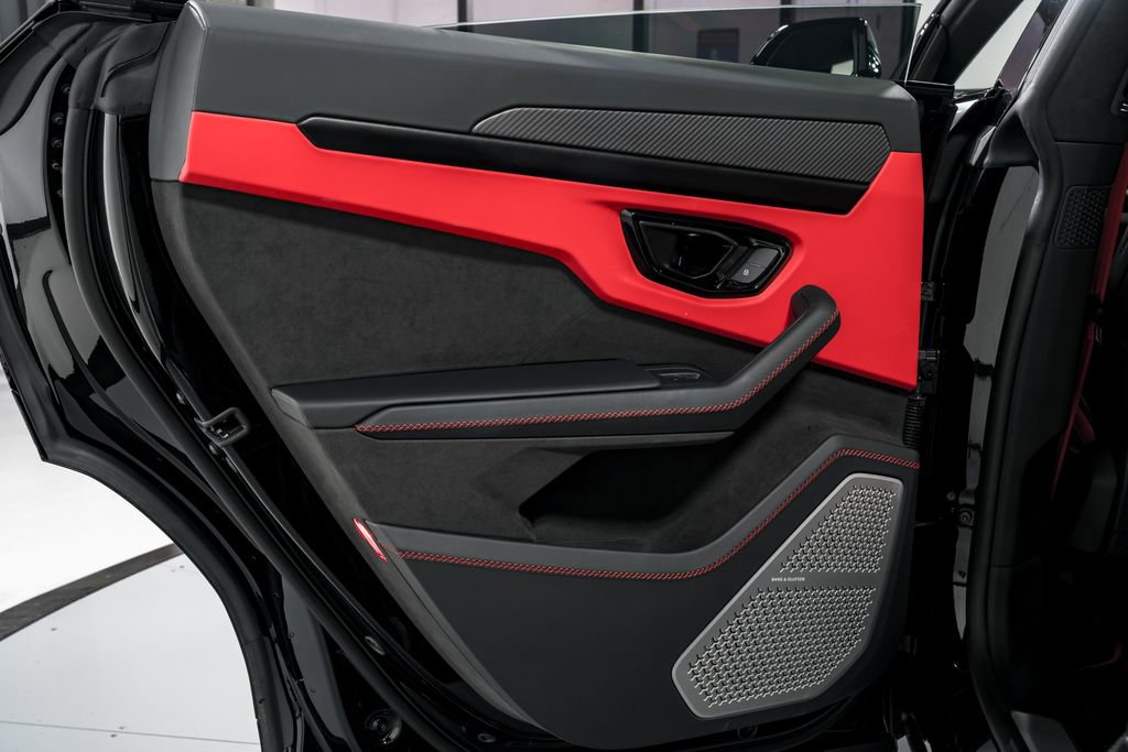 Used 2025 Lamborghini Urus SE image 32