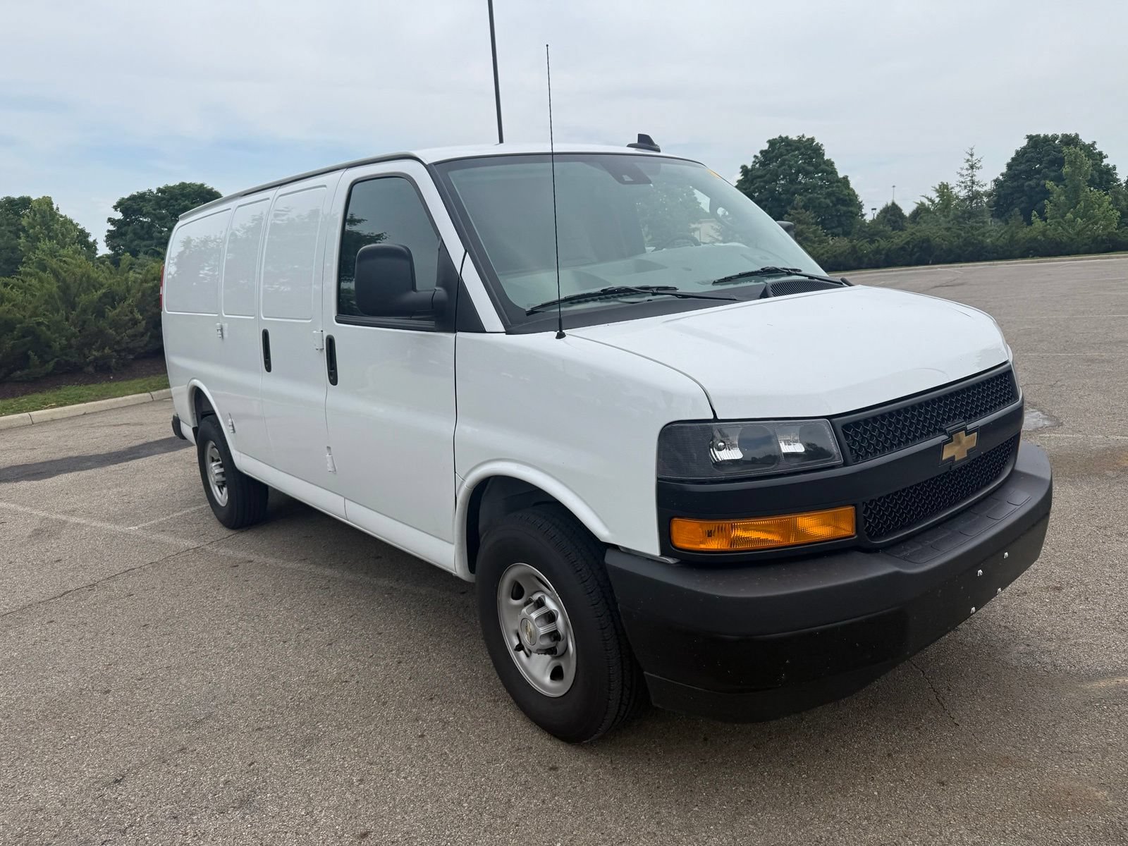 Used 2025 Chevrolet Express 2500 w/ Enhanced Convenience Package RWD image 3
