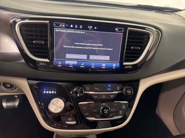 Used 2023 Chrysler Pacifica Touring-L image 38