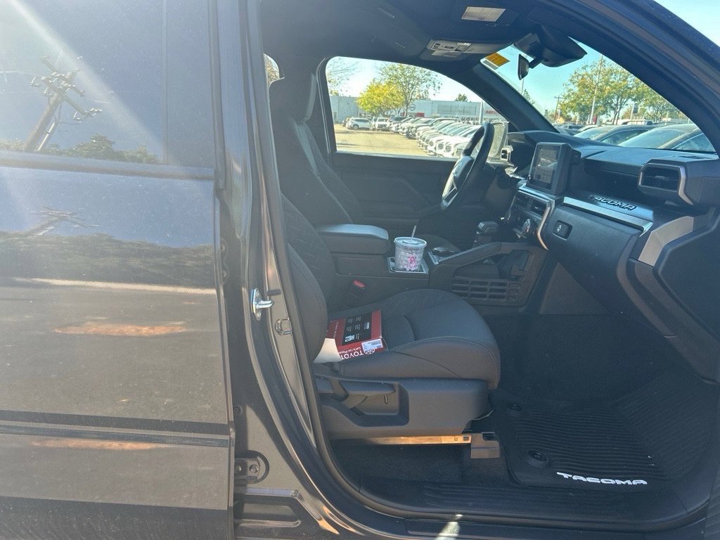 Used 2025 Toyota Tacoma SR5 AWD/4WD image 15