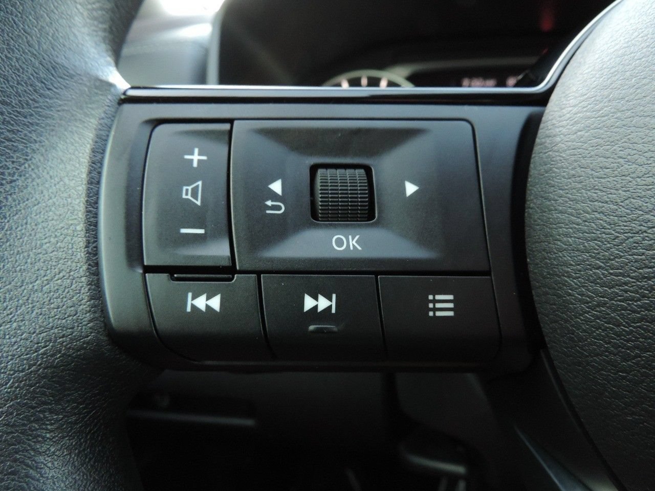 Used 2023 Nissan Rogue SV FWD image 26