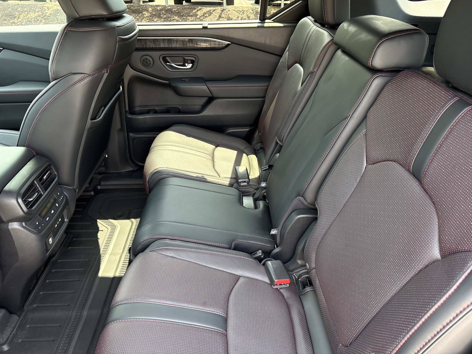 Used 2025 Honda Pilot Black Edition image 32