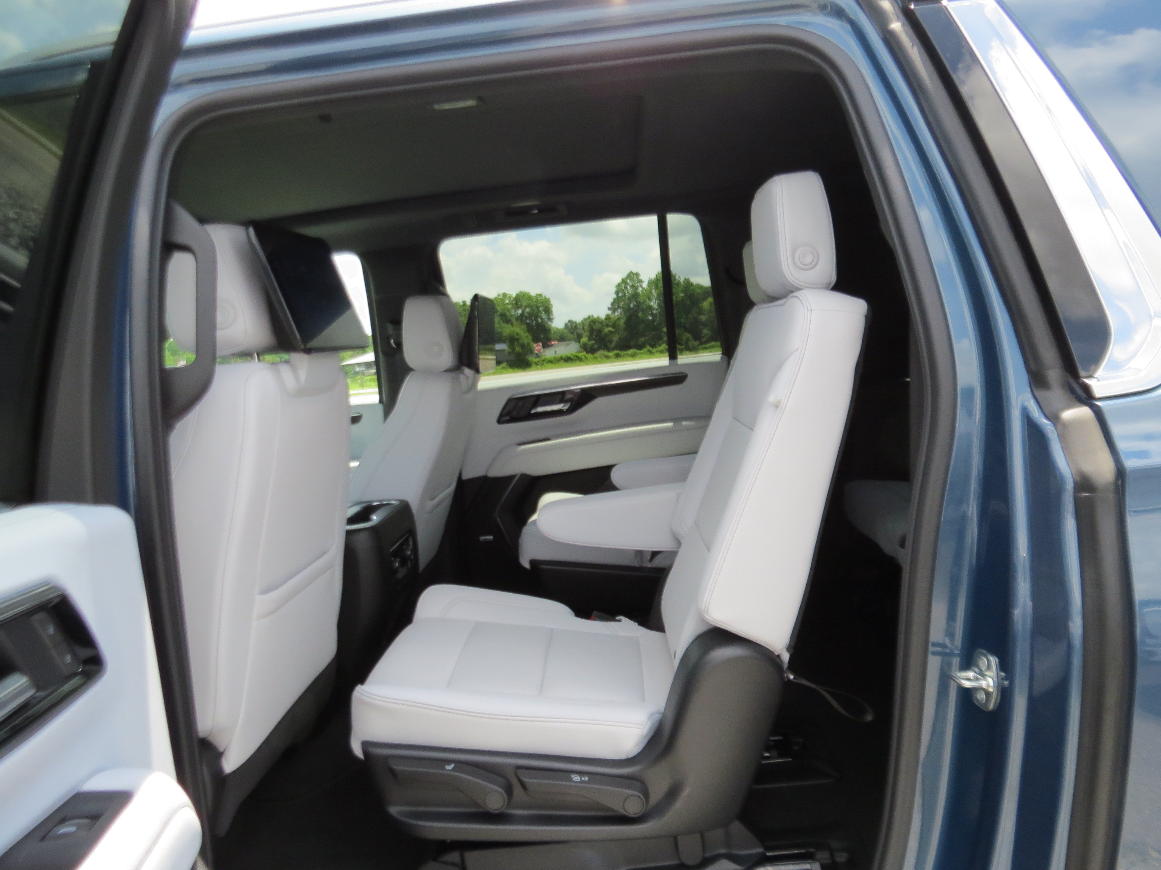 Used 2025 Chevrolet Suburban Premier AWD/4WD image 16