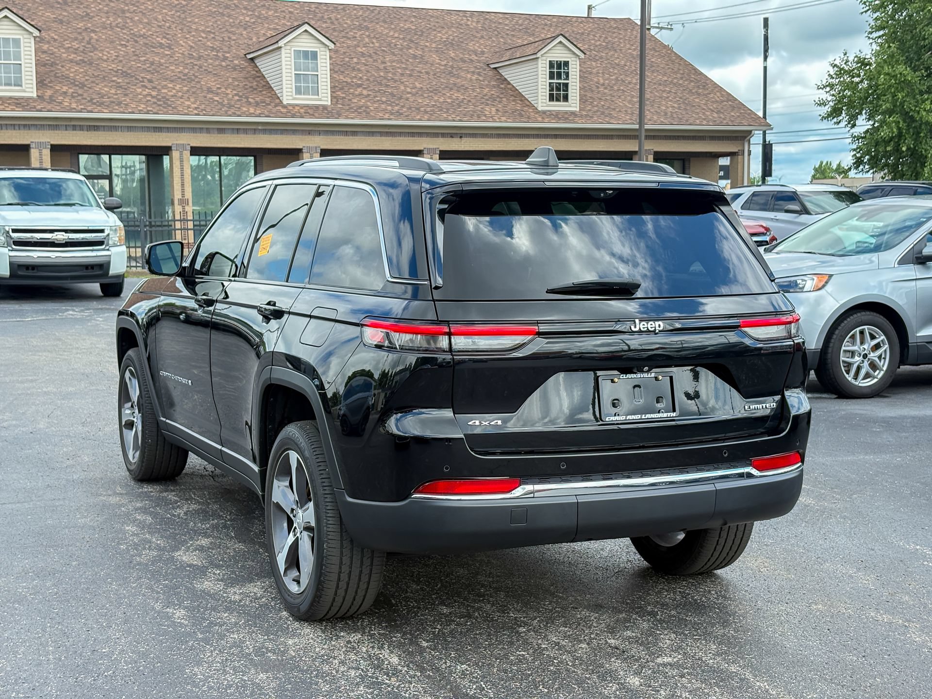Used 2023 Jeep Grand Cherokee Limited w/ Luxury Tech Group II AWD/4WD image 10