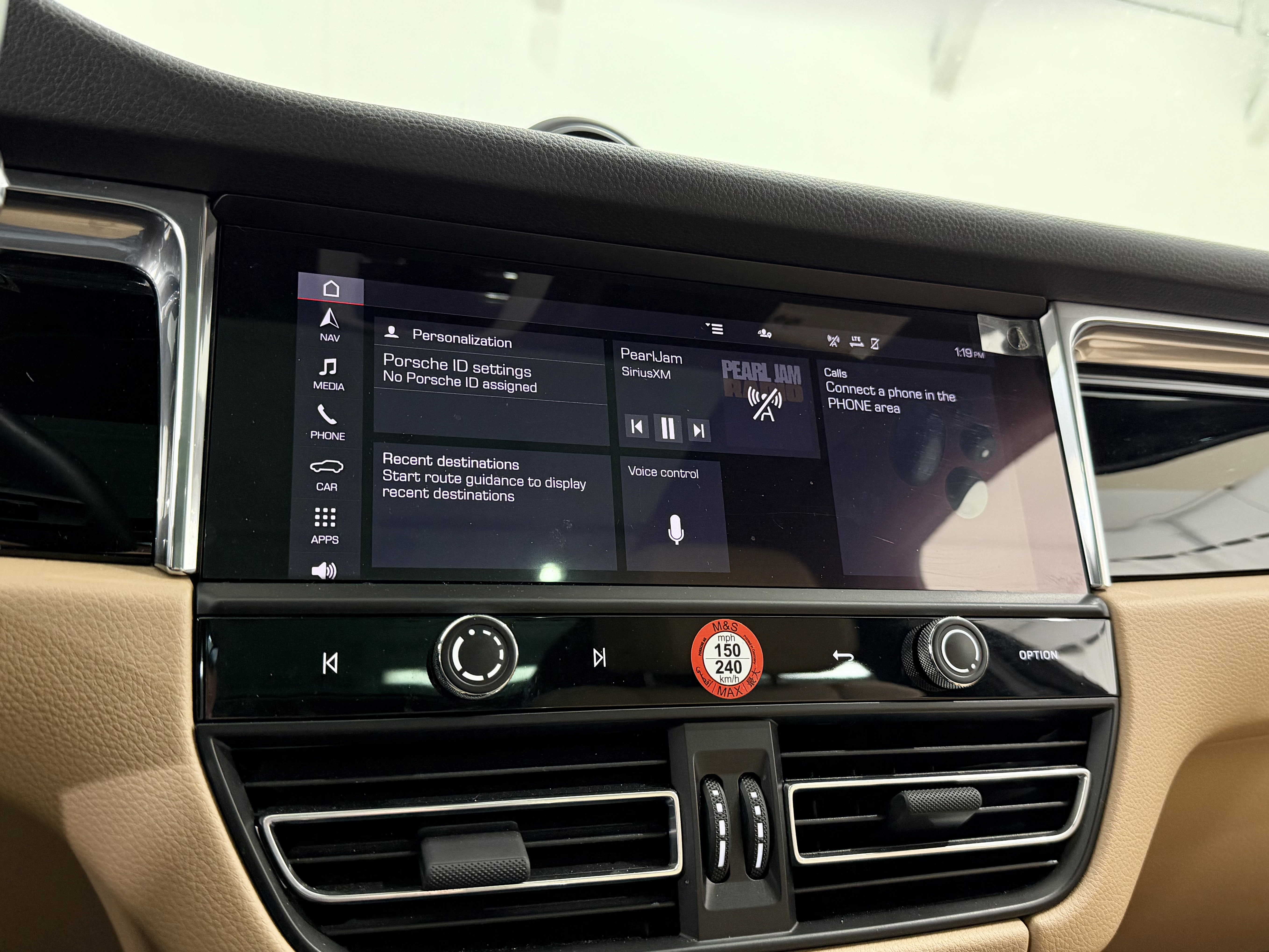 Certified 2025 Porsche Macan image 40
