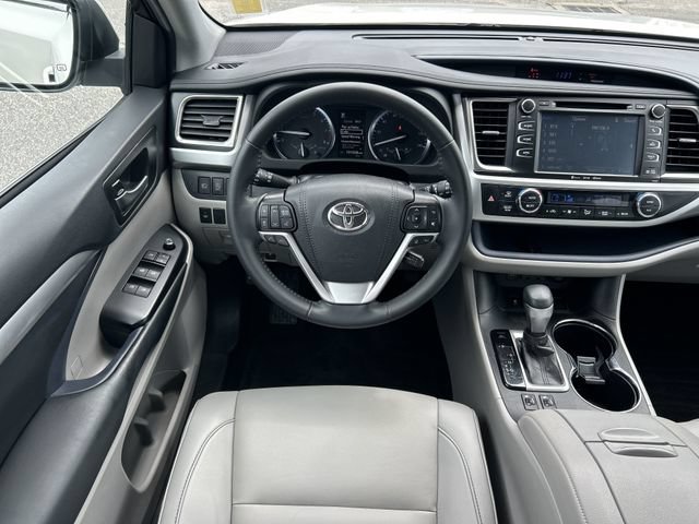 Used 2019 Toyota Highlander XLE FWD image 14