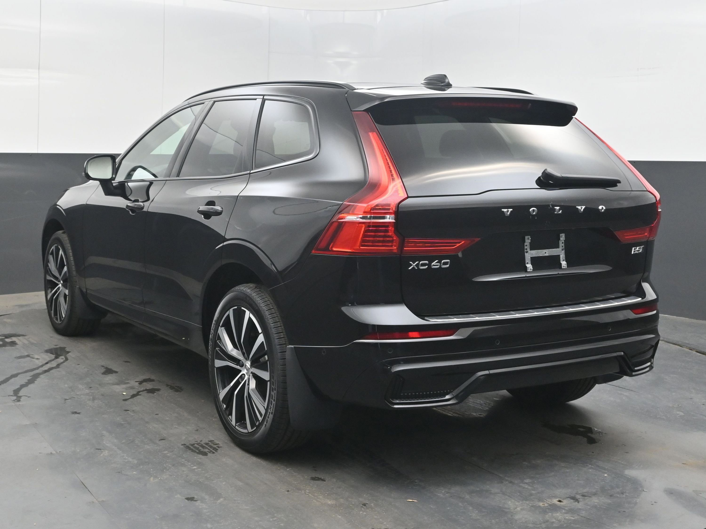 Used 2023 Volvo XC60 B5 Plus w/ Climate Package image 8