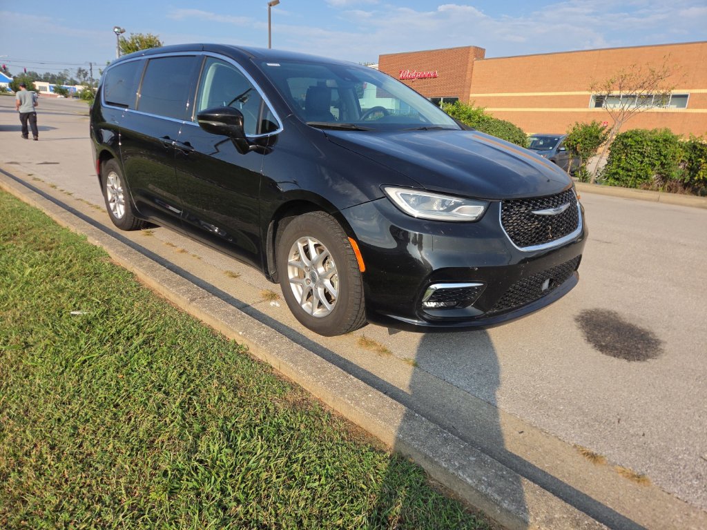 Used 2024 Chrysler Pacifica Touring-L FWD image 2