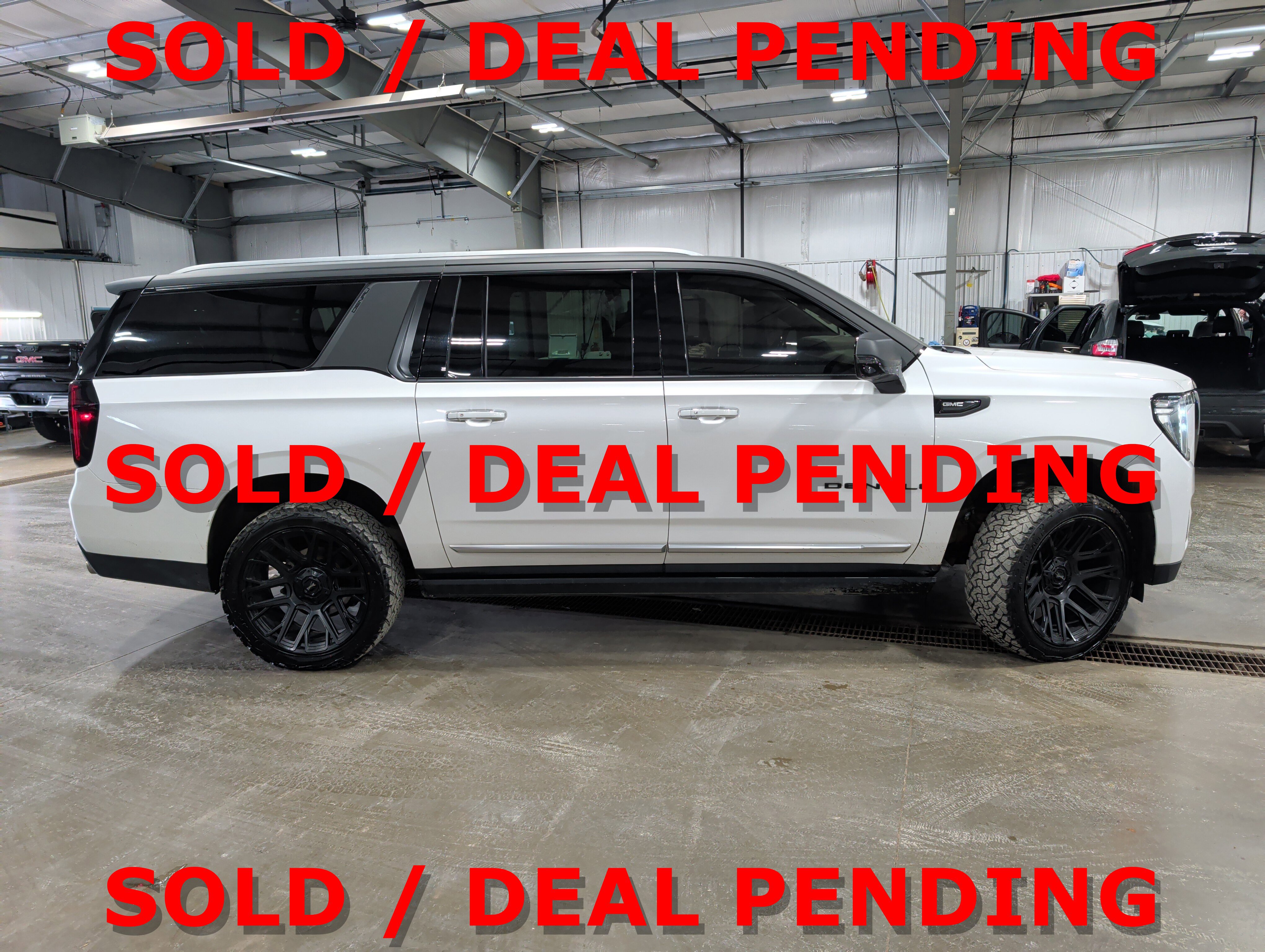 Used 2022 GMC Yukon XL Denali w/ Denali Ultimate Package AWD/4WD image 2