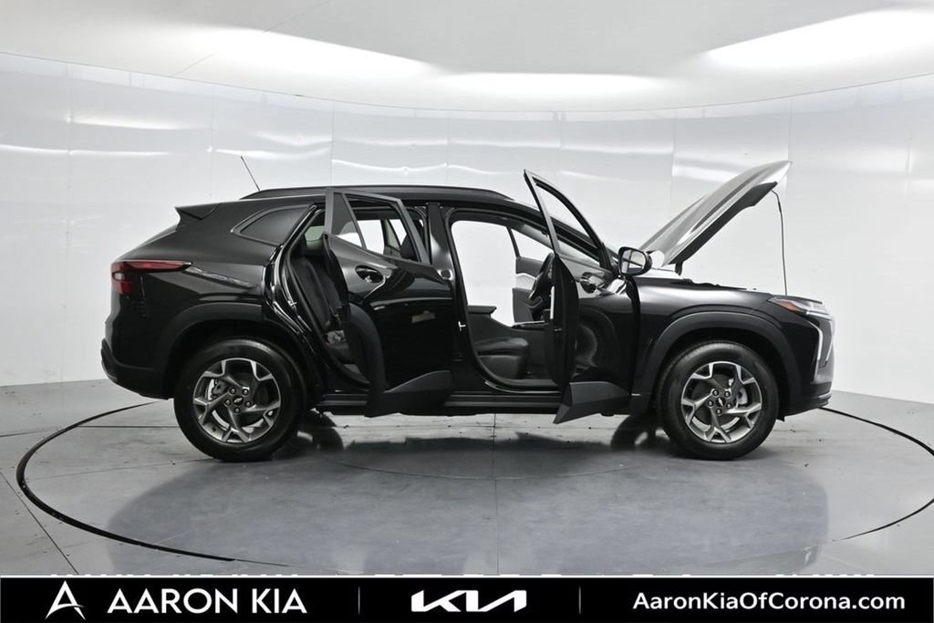 Used 2026 Chevrolet Trax LT w/ Sunroof Package FWD image 3