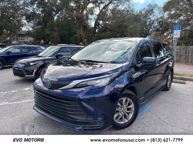 Used 2021 Toyota Sienna LE image 1