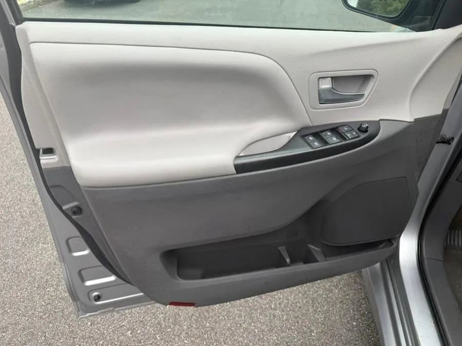 Used 2018 Toyota Sienna LE image 20
