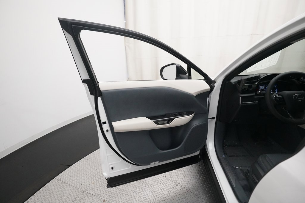 Used 2025 Lexus RZ 300e image 27