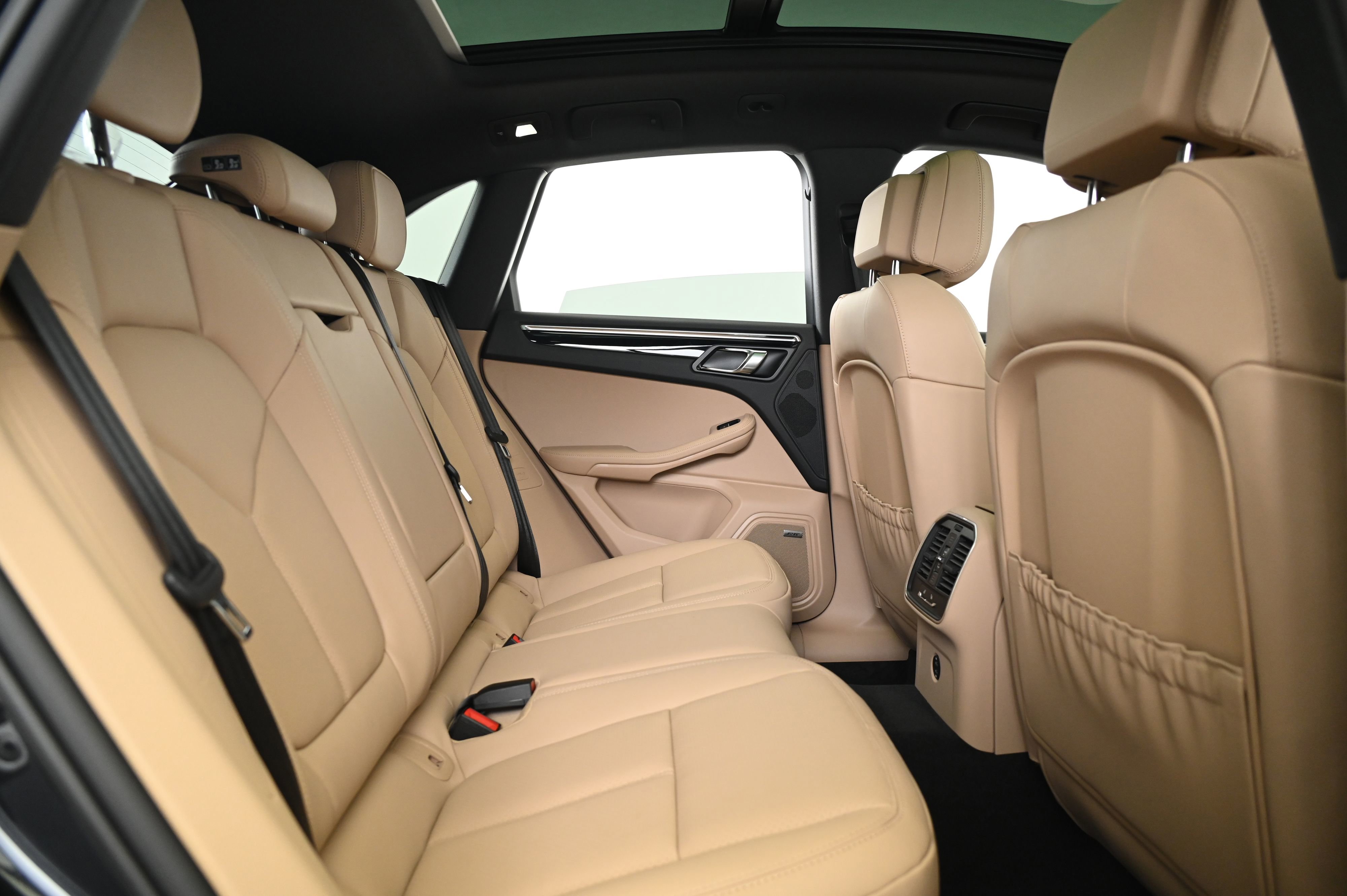 Certified 2025 Porsche Macan image 22