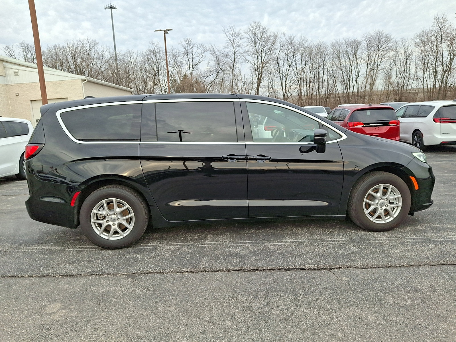 Certified 2025 Chrysler Pacifica Select image 9