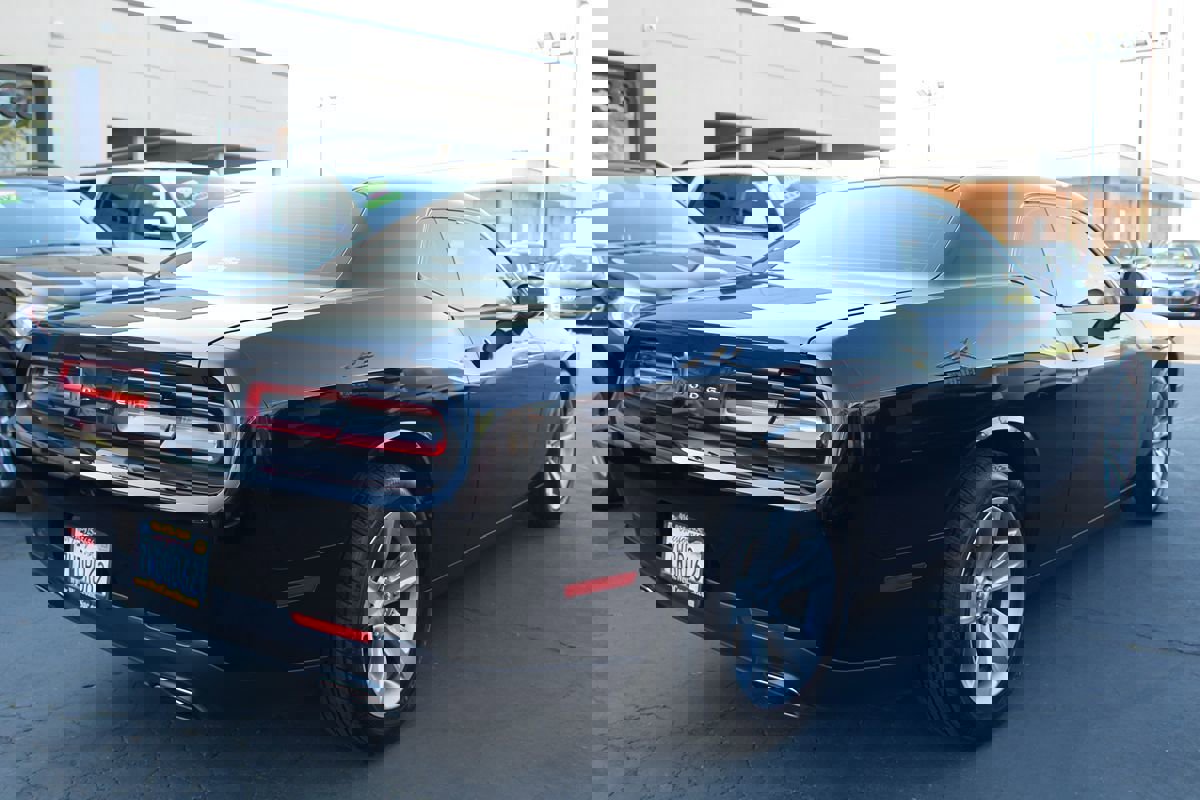 Used 2016 Dodge Challenger SXT image 7