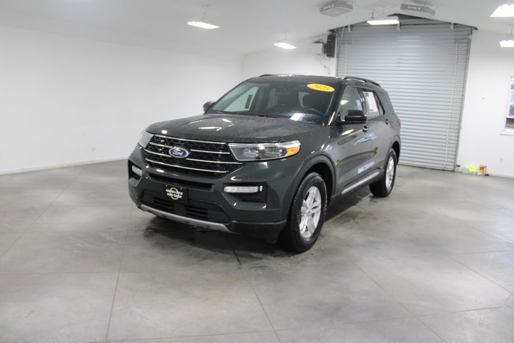 Used 2023 Ford Explorer XLT w/ Equipment Group 202A image 4