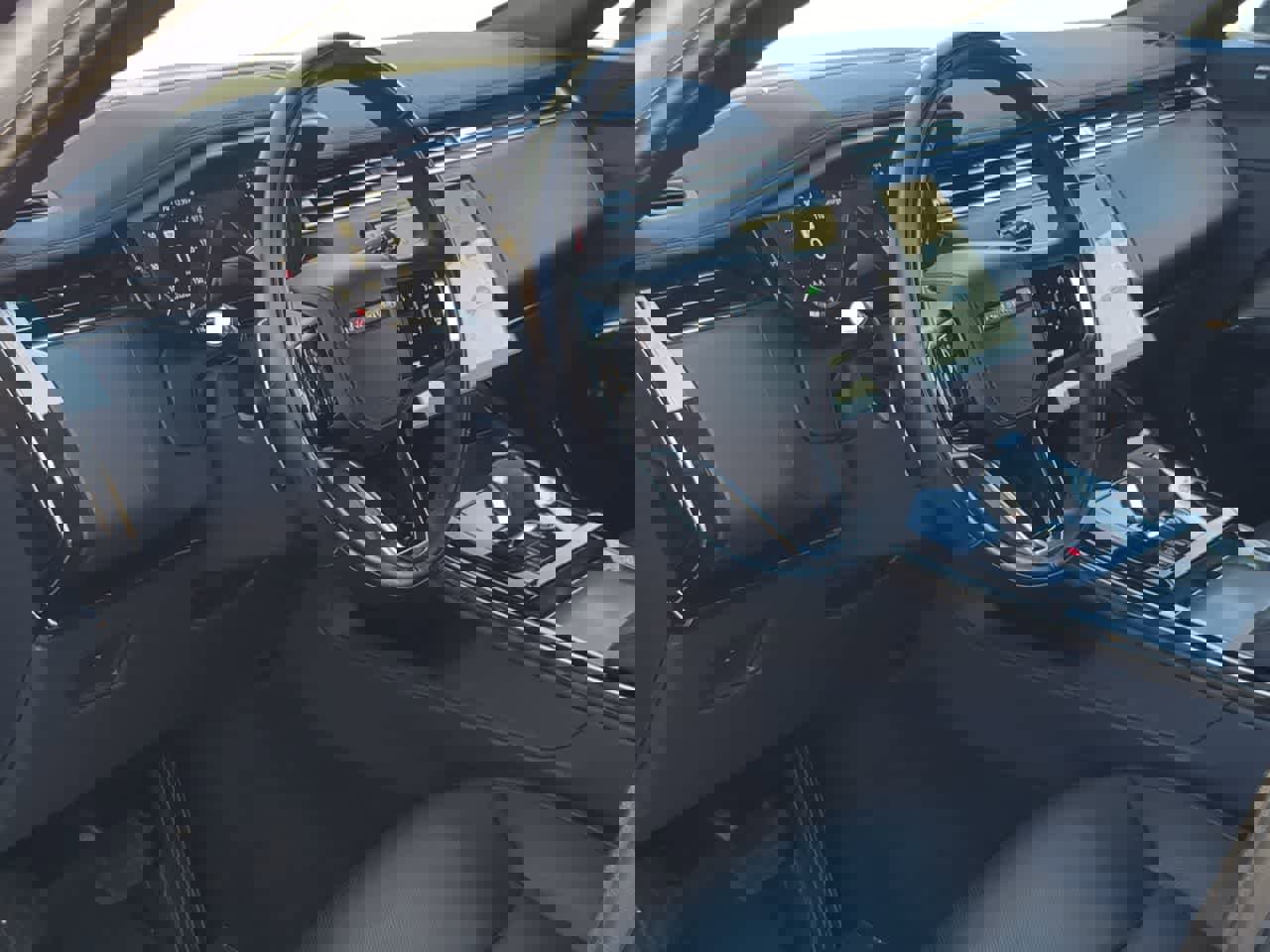 Used 2025 Land Rover Range Rover Sport SE image 10