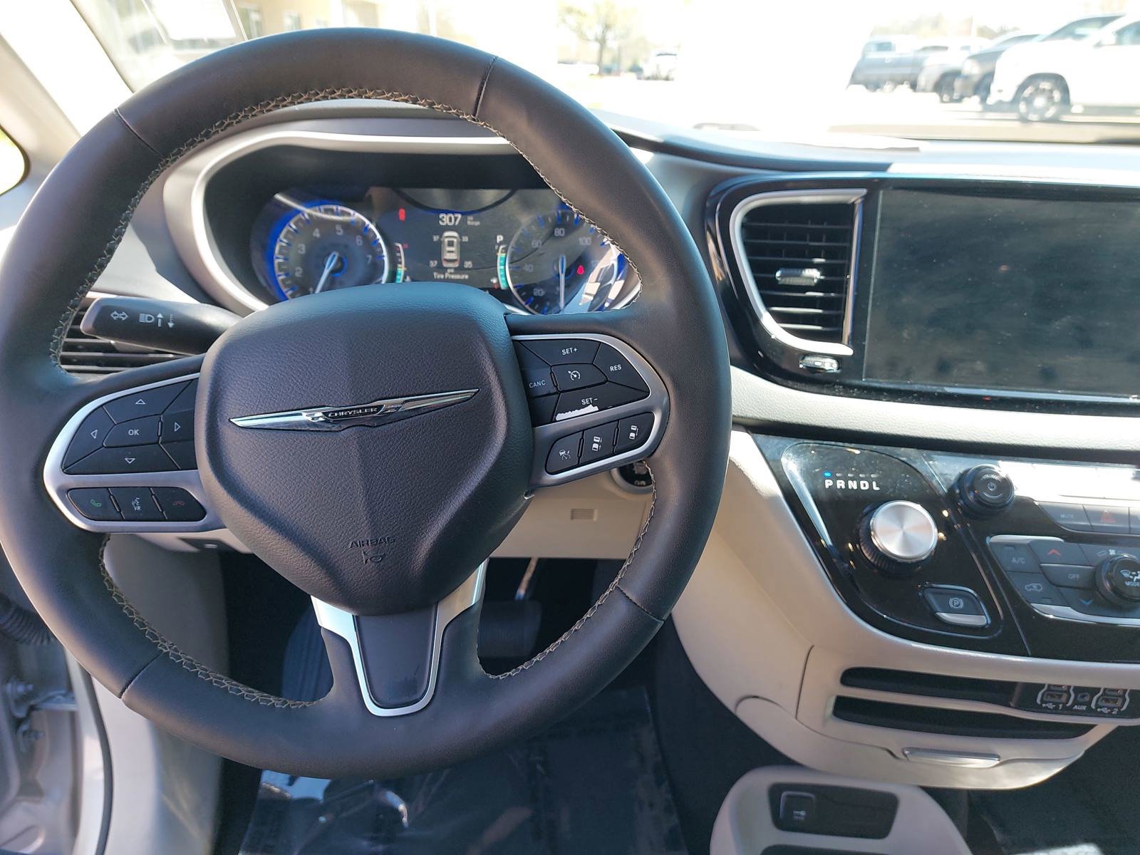 Used 2023 Chrysler Pacifica Touring-L image 18