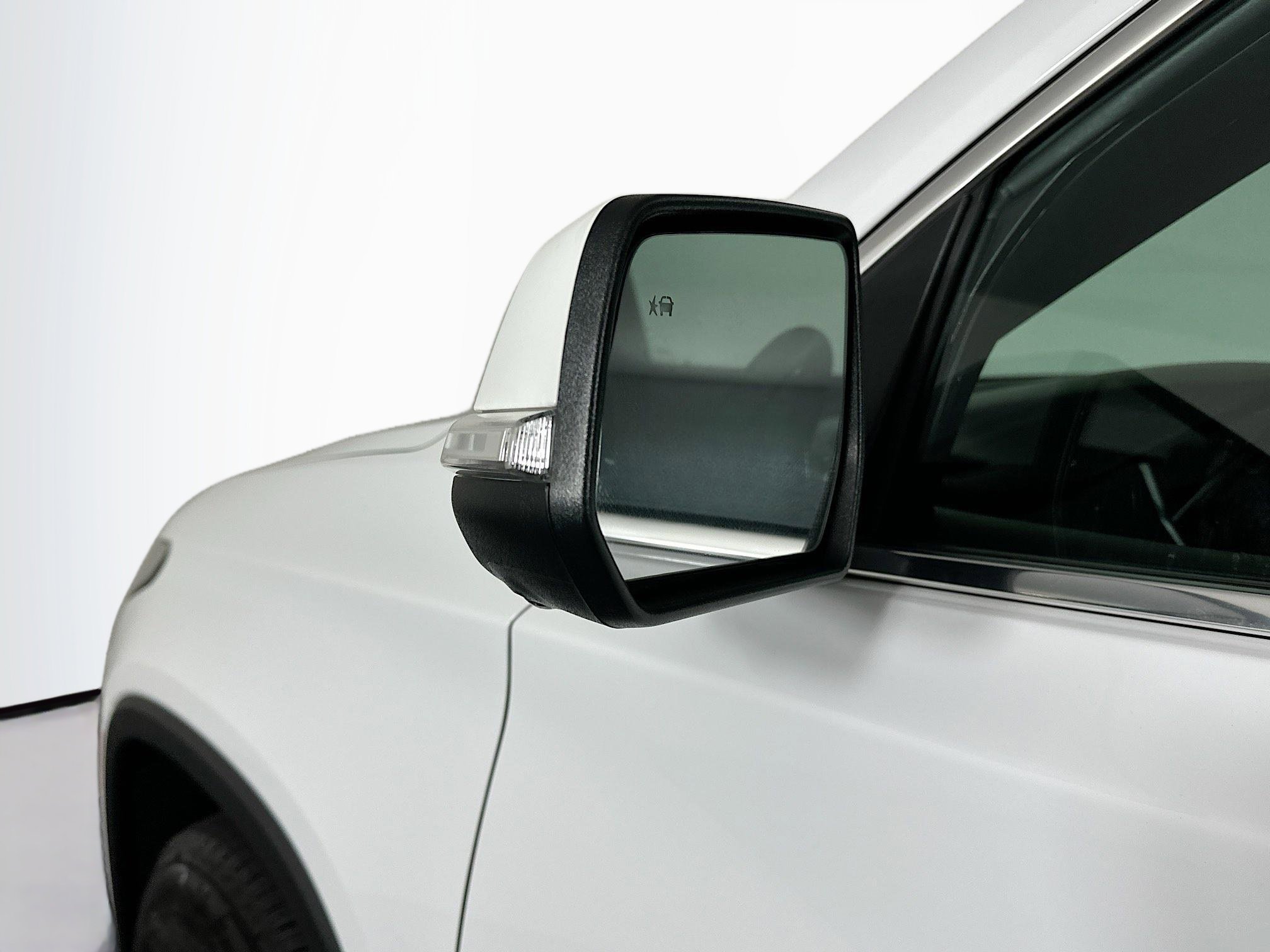 Used 2023 Chevrolet Traverse LT w/ Rear Camera Mirror Package image 16