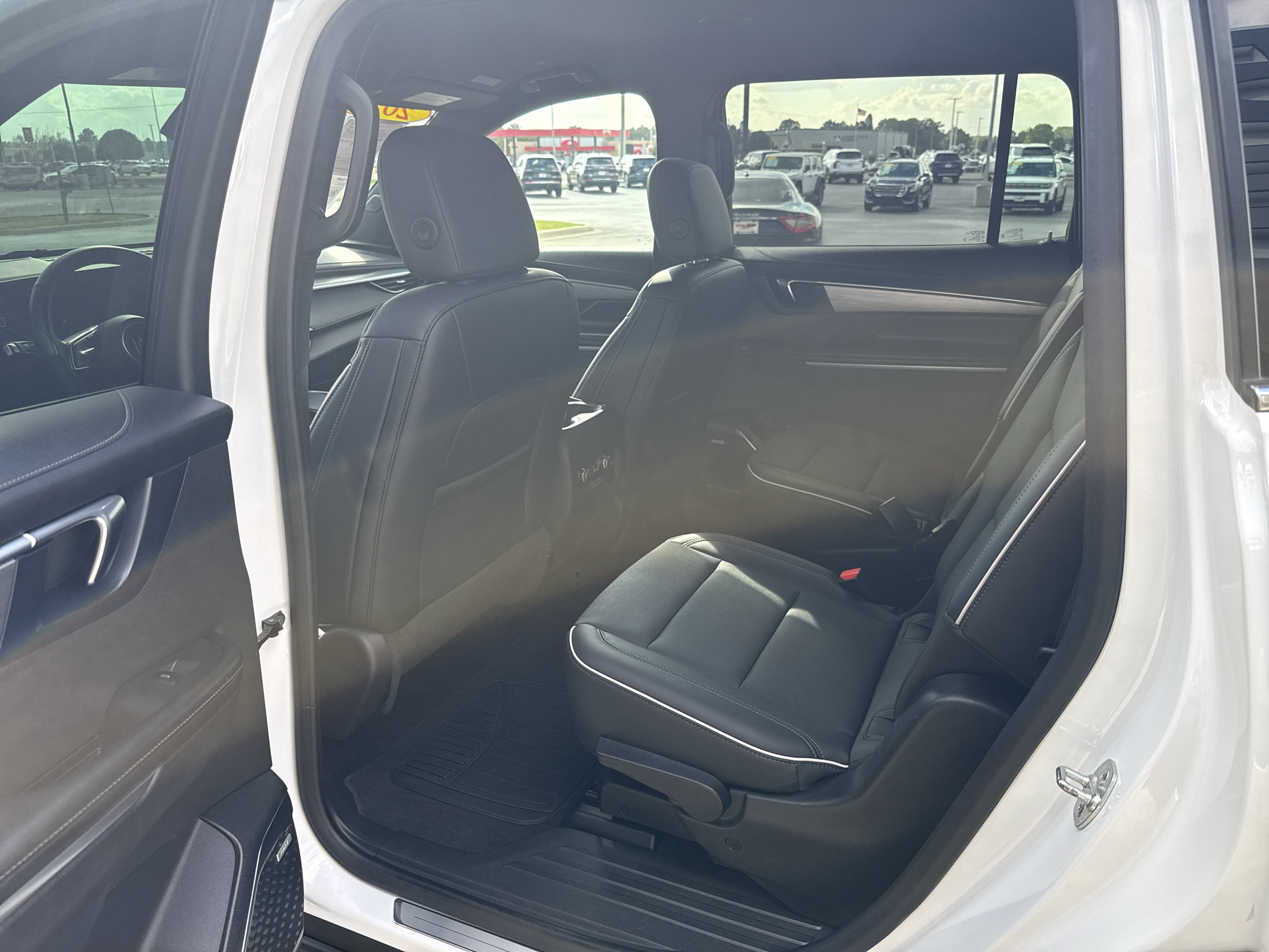 Used 2025 Buick Enclave Preferred AWD/4WD image 14
