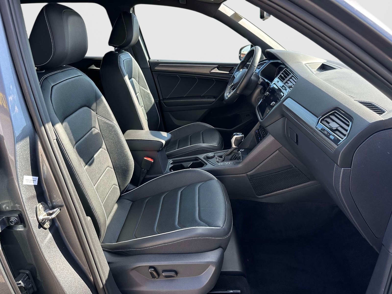 Certified 2024 Volkswagen Tiguan SEL R-Line AWD/4WD image 10