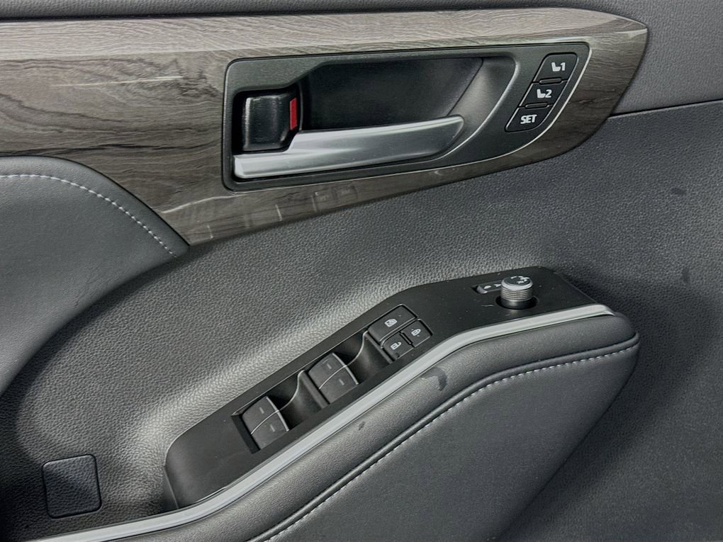 Used 2025 Toyota Highlander Platinum image 19