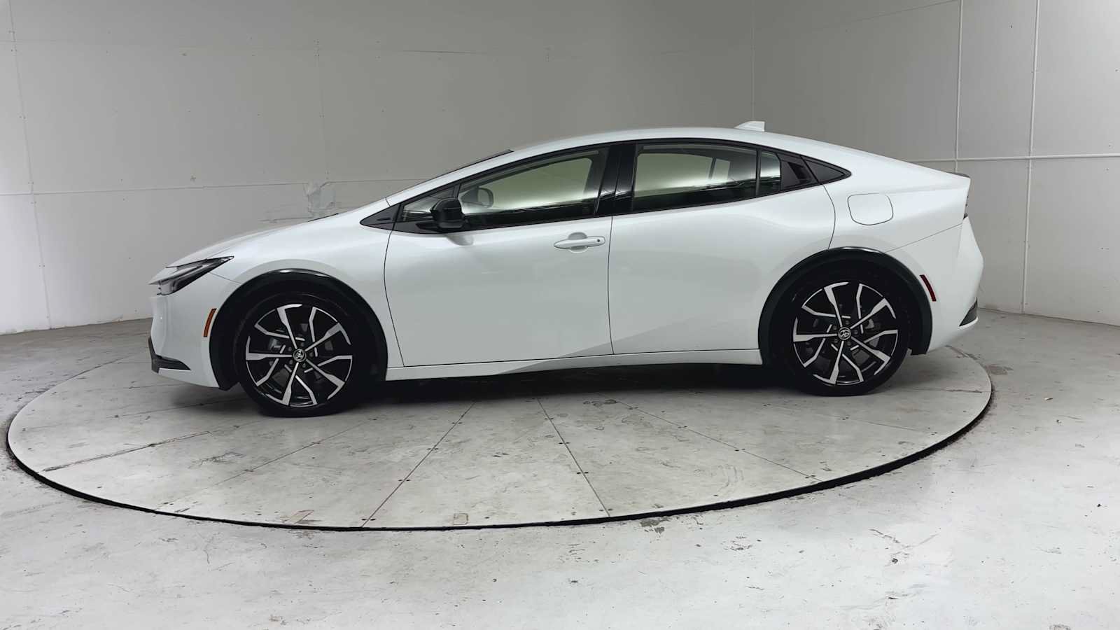 Used 2025 Toyota Prius Plug-In Hybrid FWD image 7