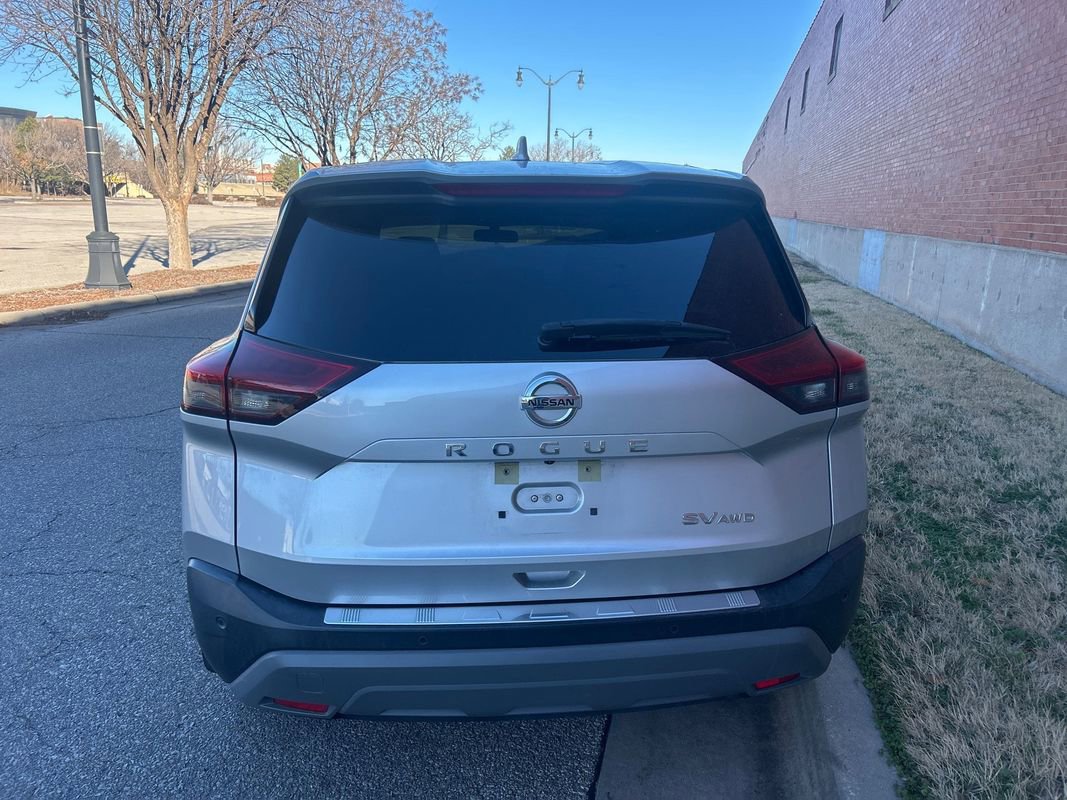 Used 2021 Nissan Rogue SV image 3