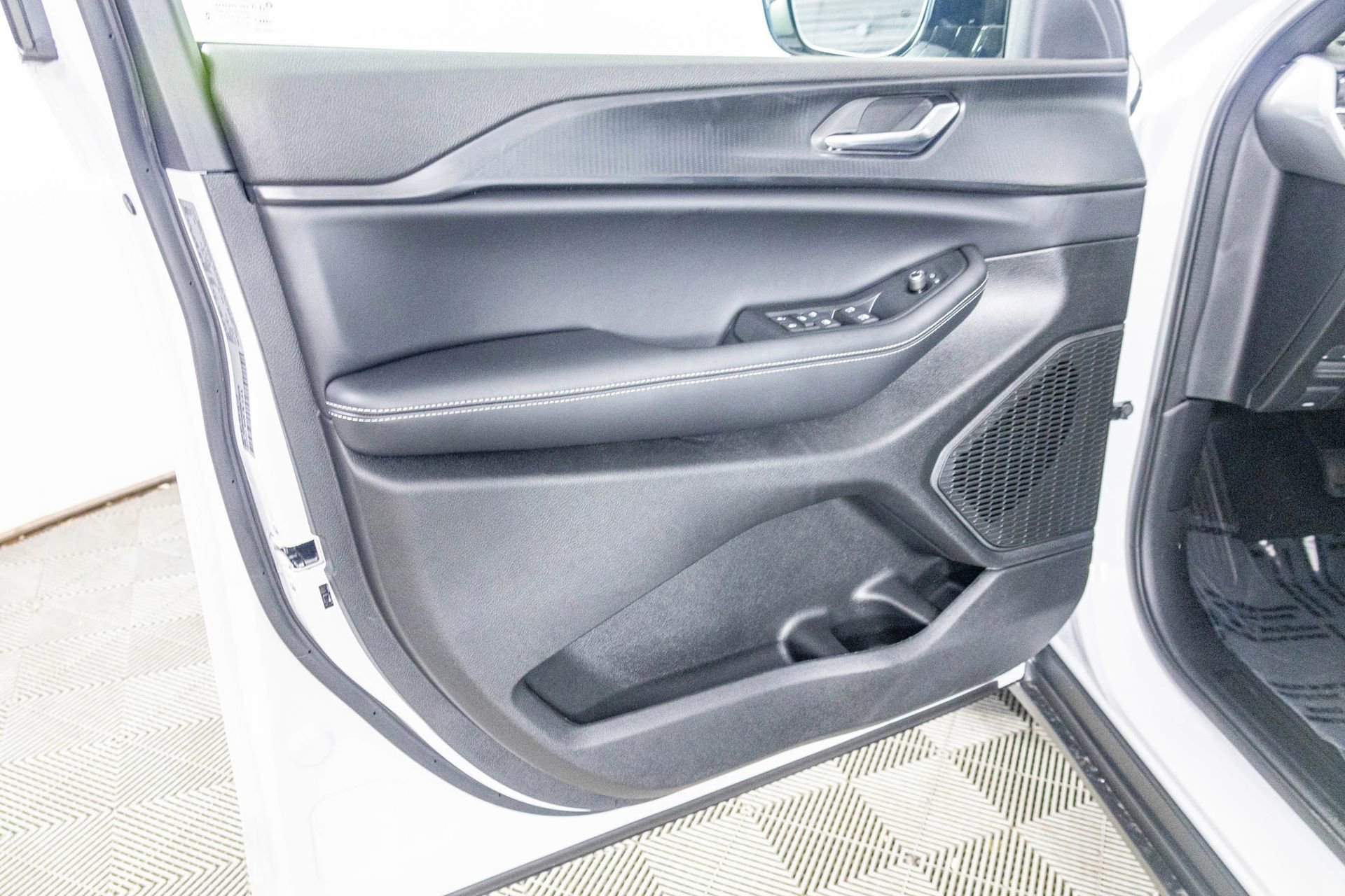 New 2025 Jeep Grand Cherokee Altitude image 15