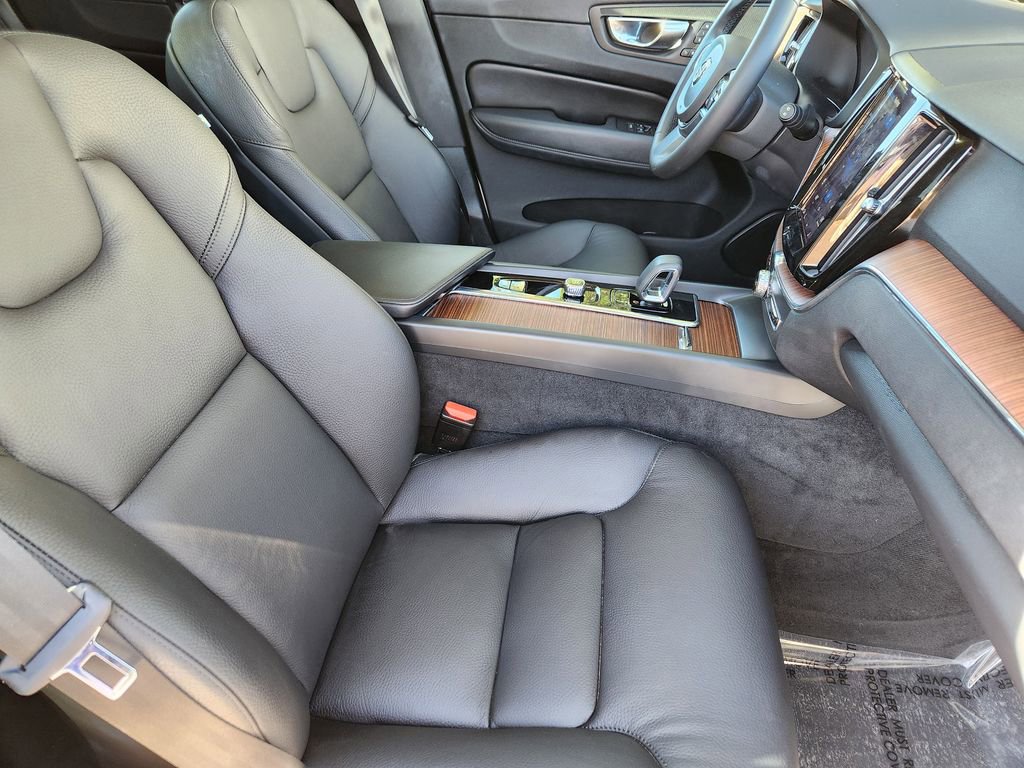 Used 2023 Volvo XC60 T8 Plus image 19