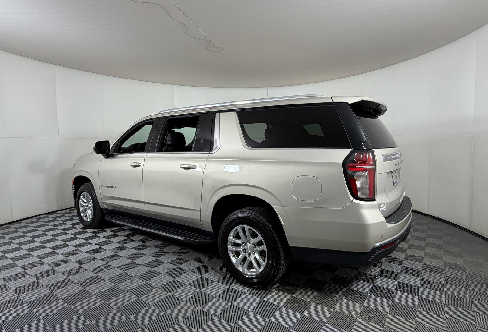 Used 2023 Chevrolet Suburban LT AWD/4WD image 3