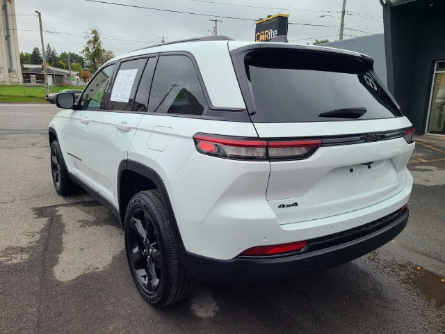 Used 2023 Jeep Grand Cherokee Altitude AWD/4WD image 10