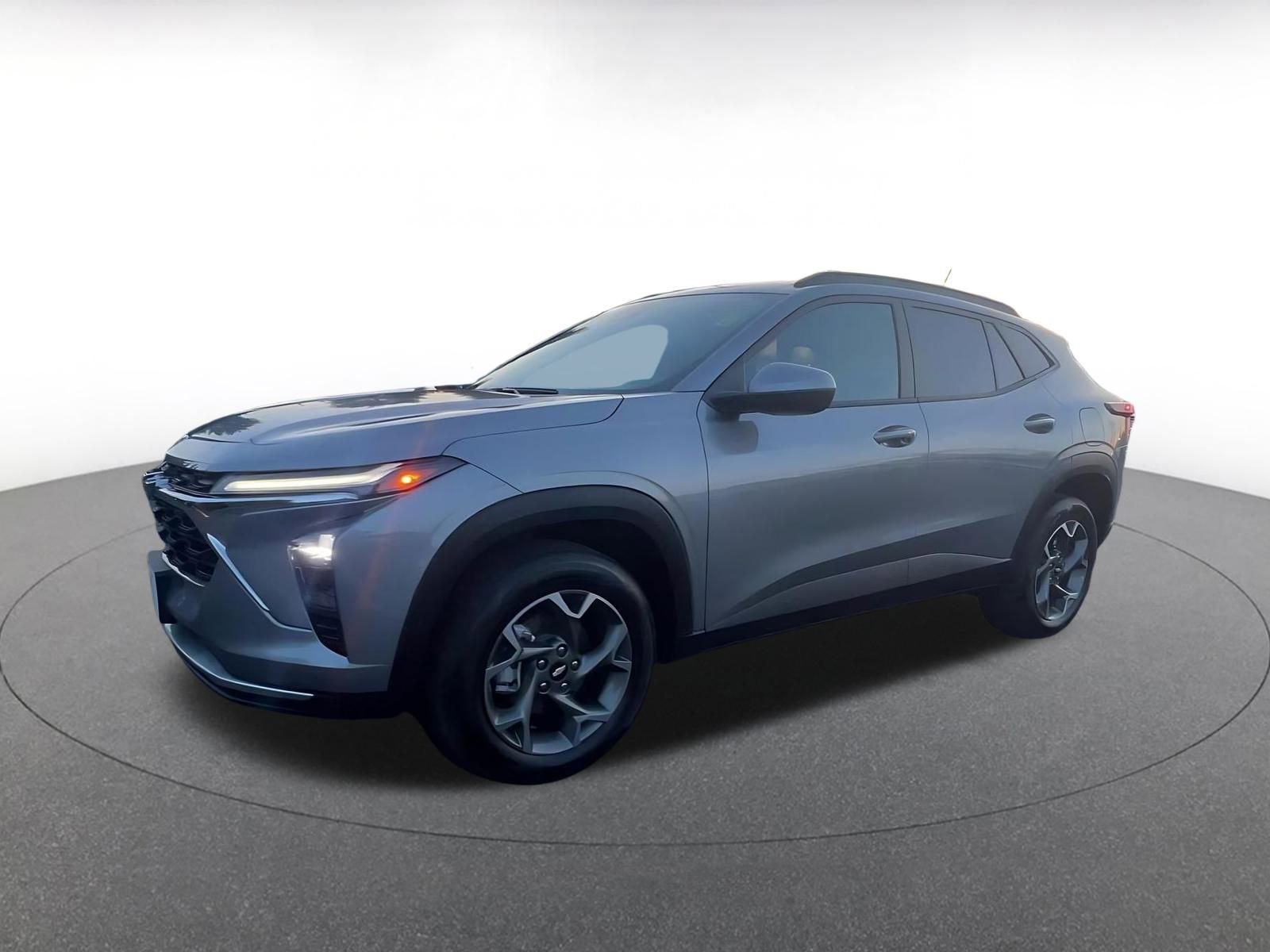 Used 2025 Chevrolet Trax LT w/ LT Convenience Package image 8