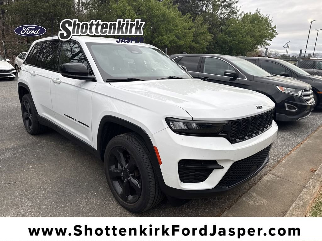 Used 2022 Jeep Grand Cherokee Altitude image 1