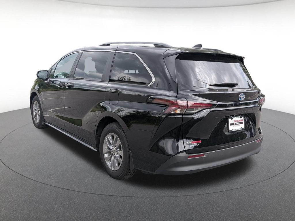 Used 2025 Toyota Sienna LE w/ LE Plus Package FWD image 4