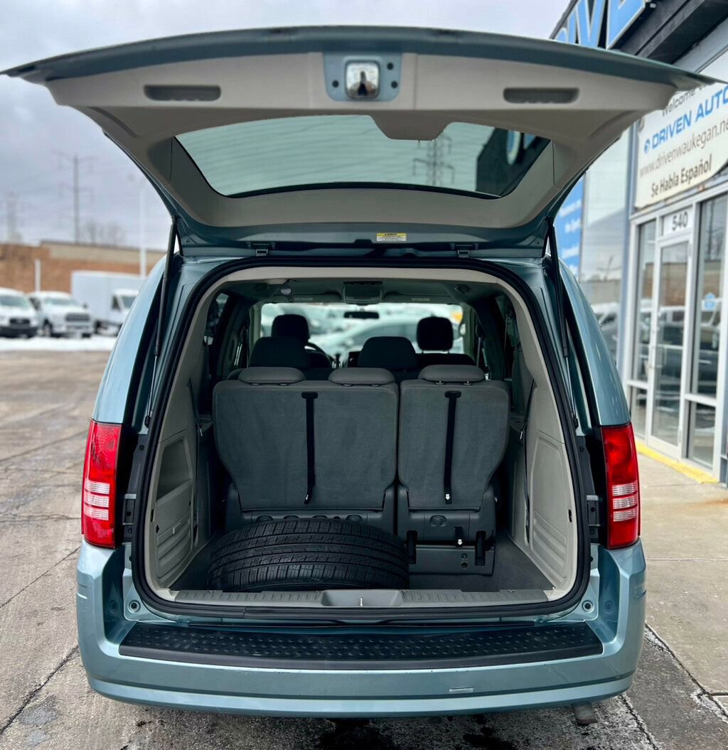 Used 2008 Chrysler Town & Country LX image 8