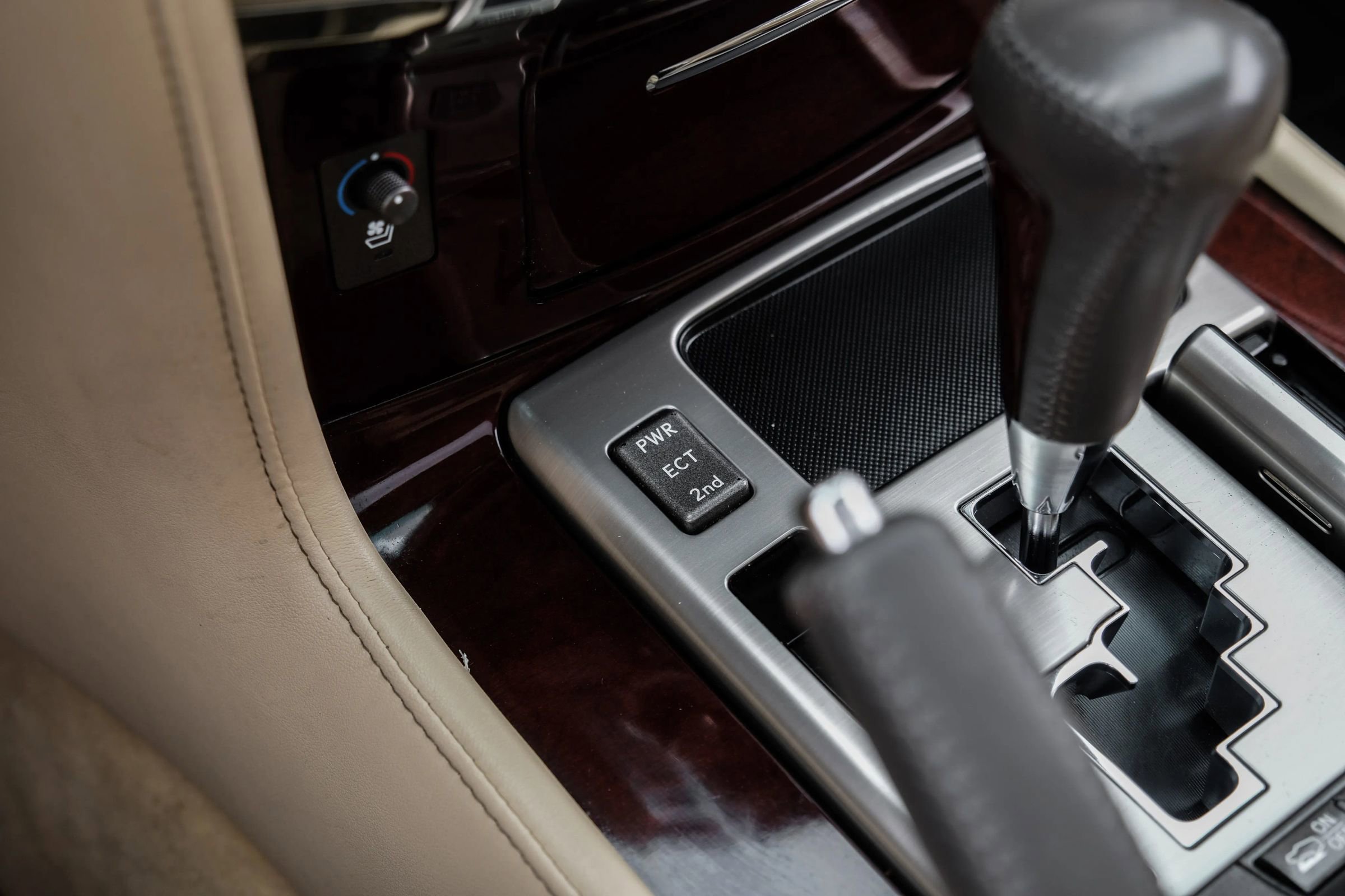Used 2013 Lexus LX 570 4WD w/ Luxury Pkg image 32