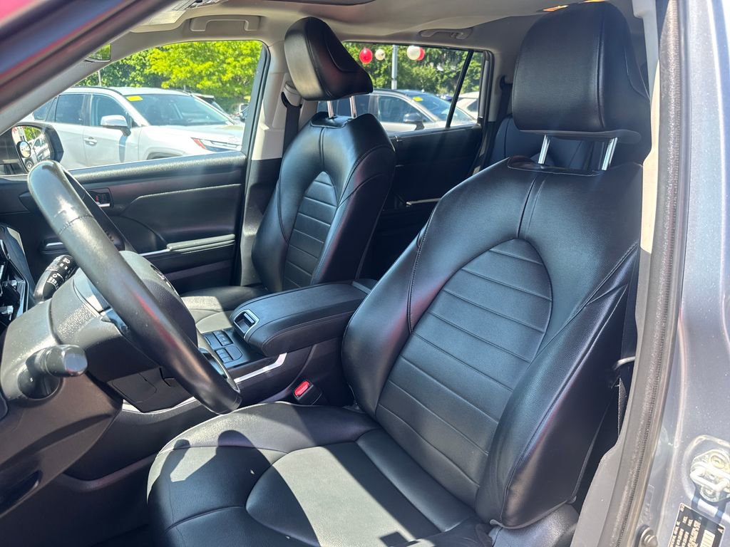 Used 2022 Toyota Highlander XLE AWD/4WD image 17