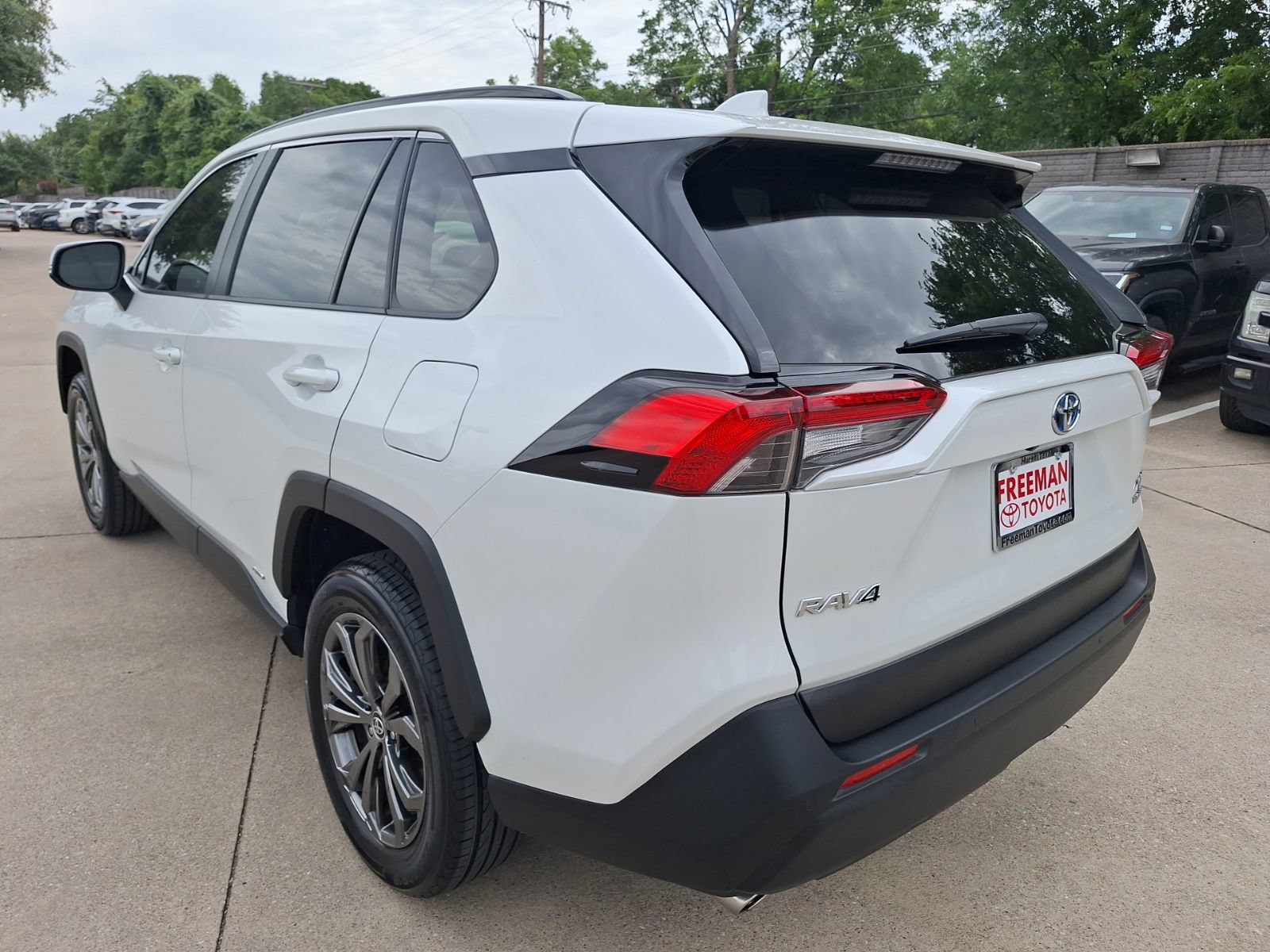 Used 2023 Toyota RAV4 XLE Premium AWD/4WD image 4