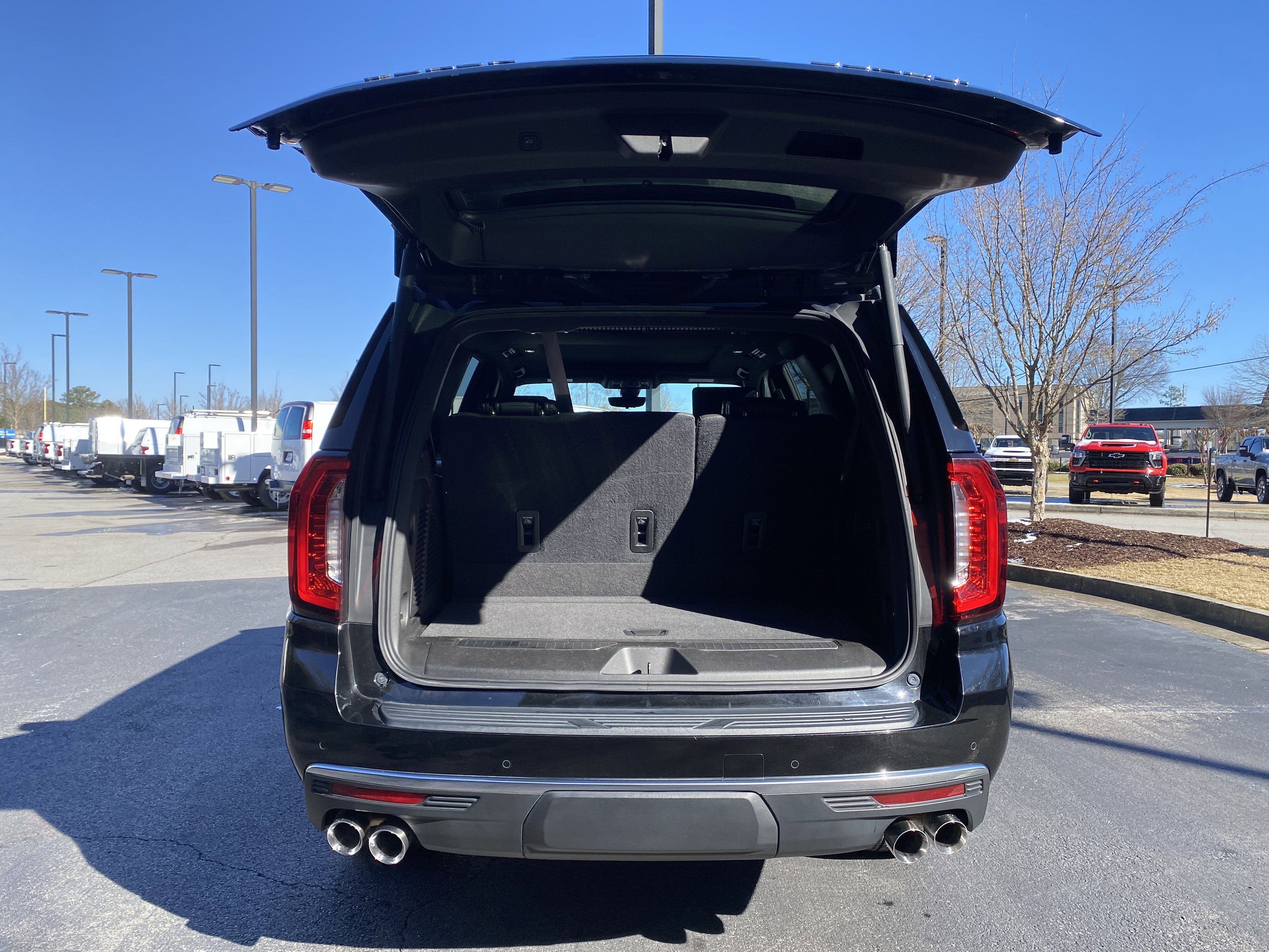 Used 2021 GMC Yukon Denali w/ Denali Premium Package image 11