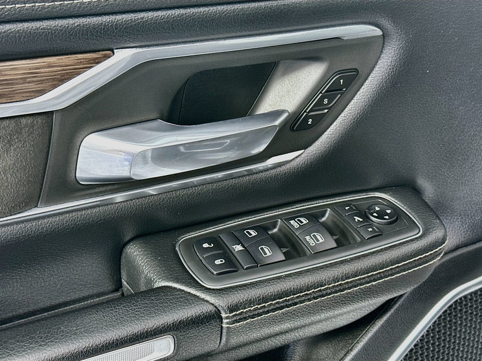 Used 2019 RAM 1500 Laramie AWD/4WD image 18